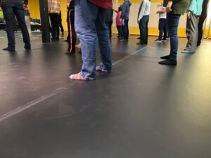 Beine von Jugendlichen während der Winterakademie