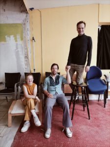 Der Regisseur und zwei Darsteller:innen