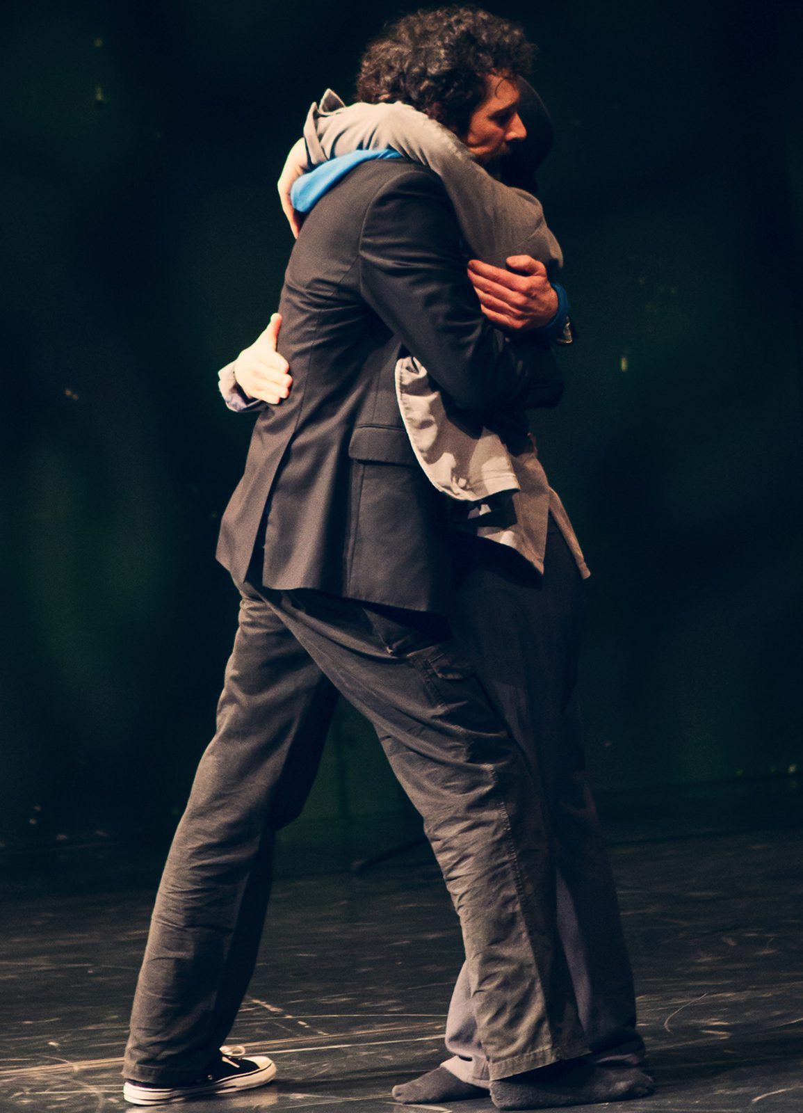 zwei Männer umarmen sich