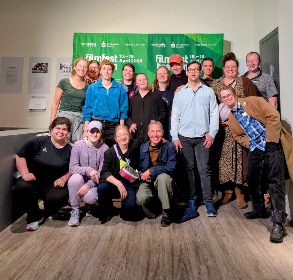 Die gesamte Crew von Bad Luck vor dem Plakat des Filmfests Dresden