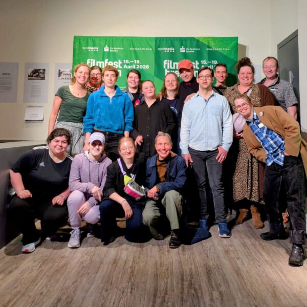 Die gesamte Crew von Bad Luck vor dem Plakat des Filmfests Dresden