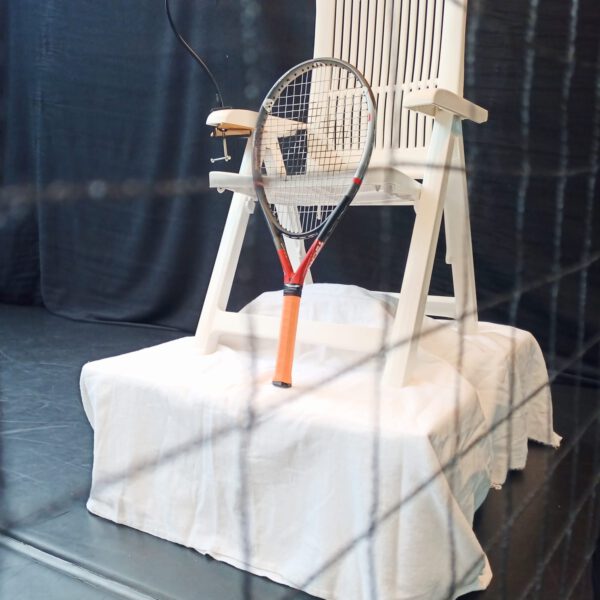 Ein improvisierter Tennis-Schiedsrichter Stuhl, an dem ein Tennisschläger lehnt