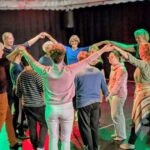 Menschengruppe beim Kreistanz