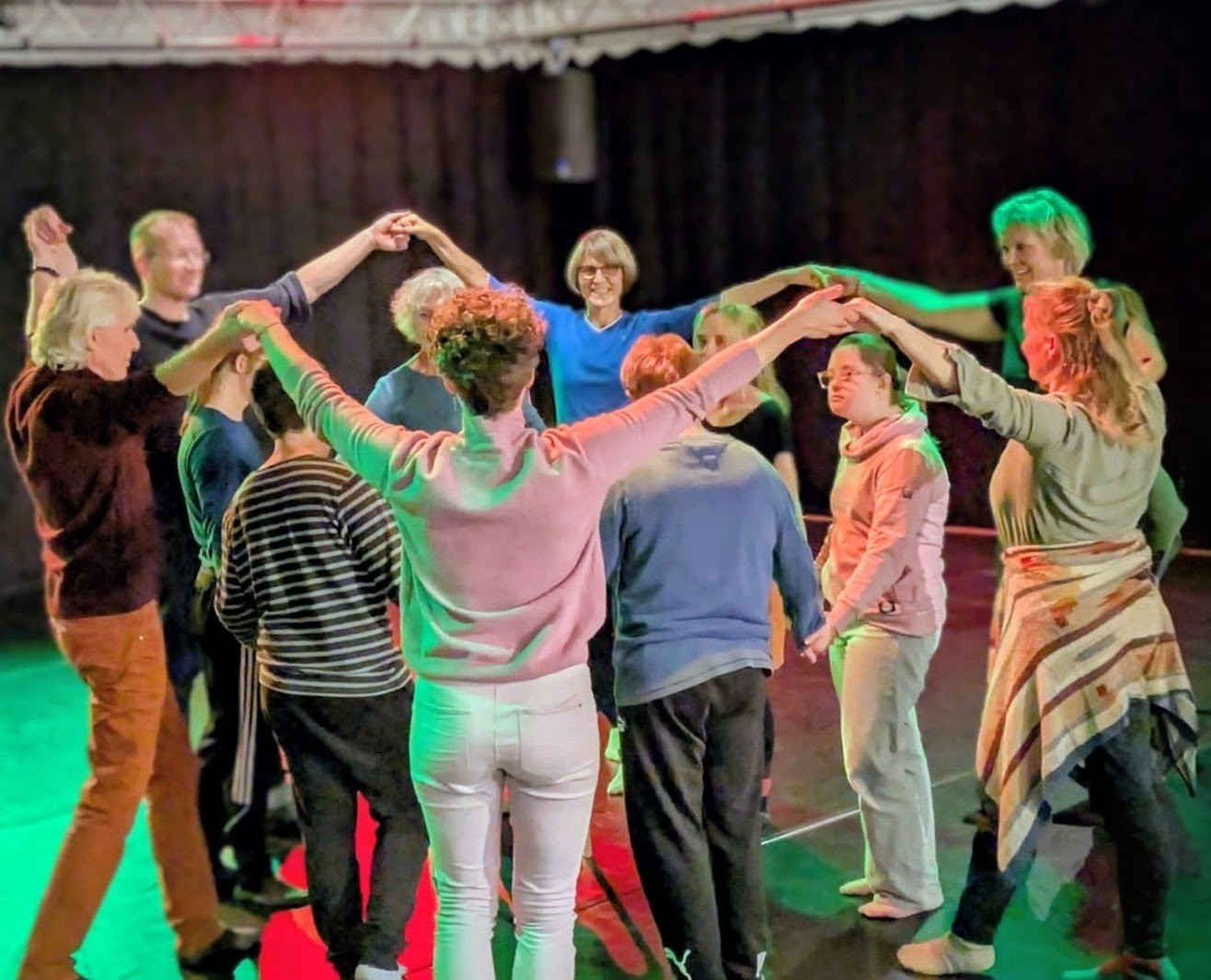 Menschengruppe beim Kreistanz