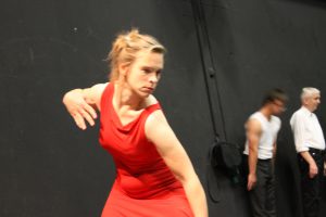 eine Tänzerin im roten Kleid einer dynamischen Bewegung