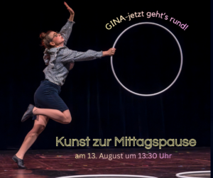 Eine Frau mit Hoola Hoop reifen stolpert über die Bühne