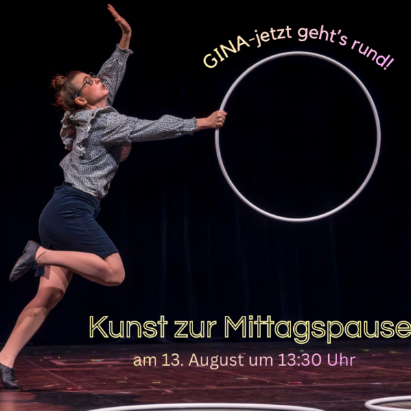 Eine Frau mit Hoola Hoop reifen stolpert über die Bühne