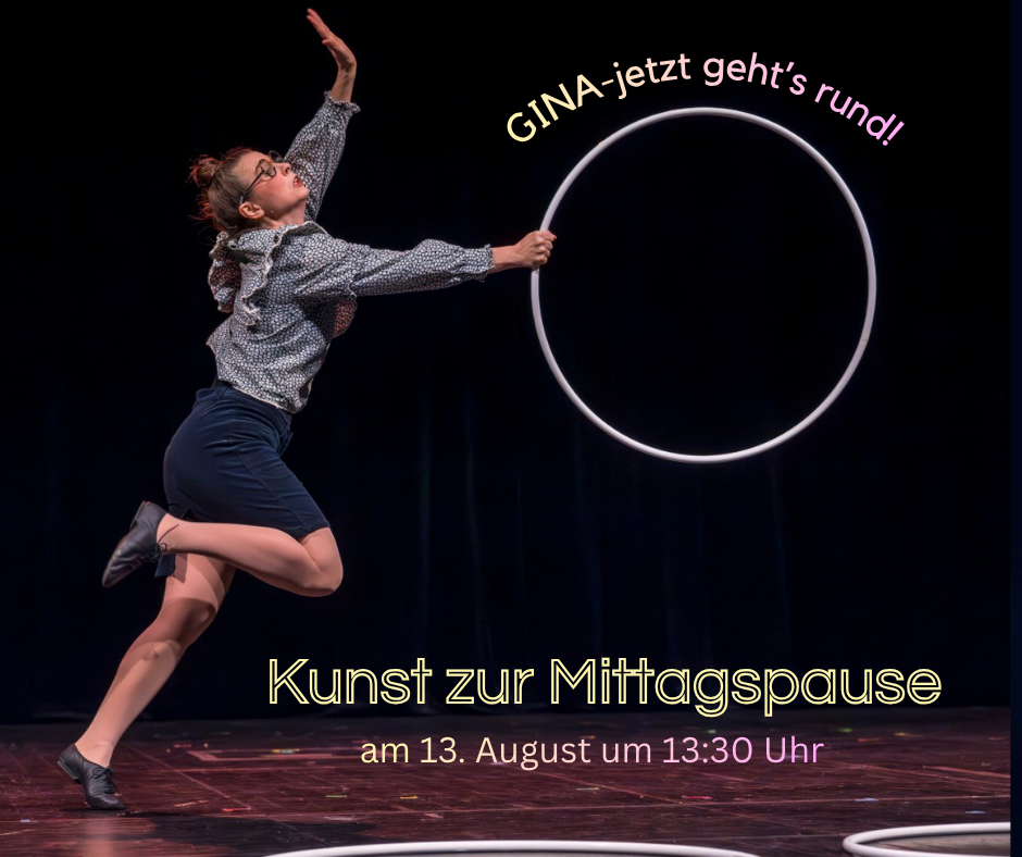 Eine Frau mit Hoola Hoop reifen stolpert über die Bühne