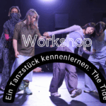 4 Tänzer:innen in lila Licht getaucht. Teils aneinander lehnend, sich stützend, sich ziehend.