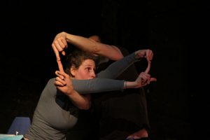 zwei TänzerInnen kreuzen die Arme und berühren ihre Finger