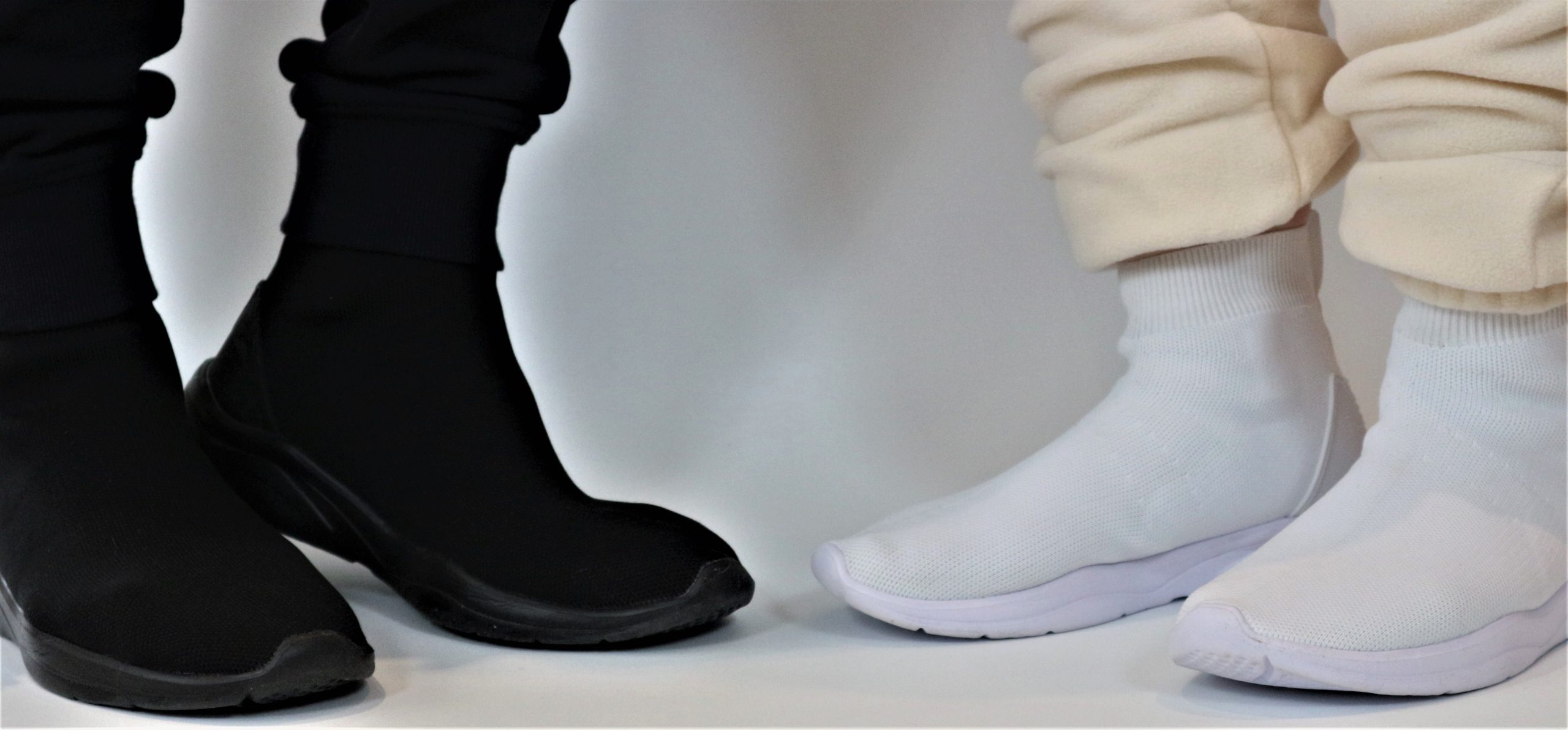 Ein weißes und ein schwarzes Paar Schuhe