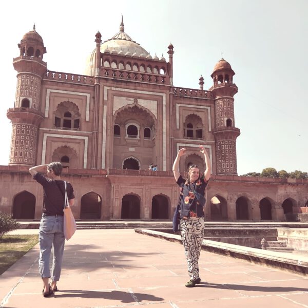 Corinna und Till vor einem Gebäude in Indien